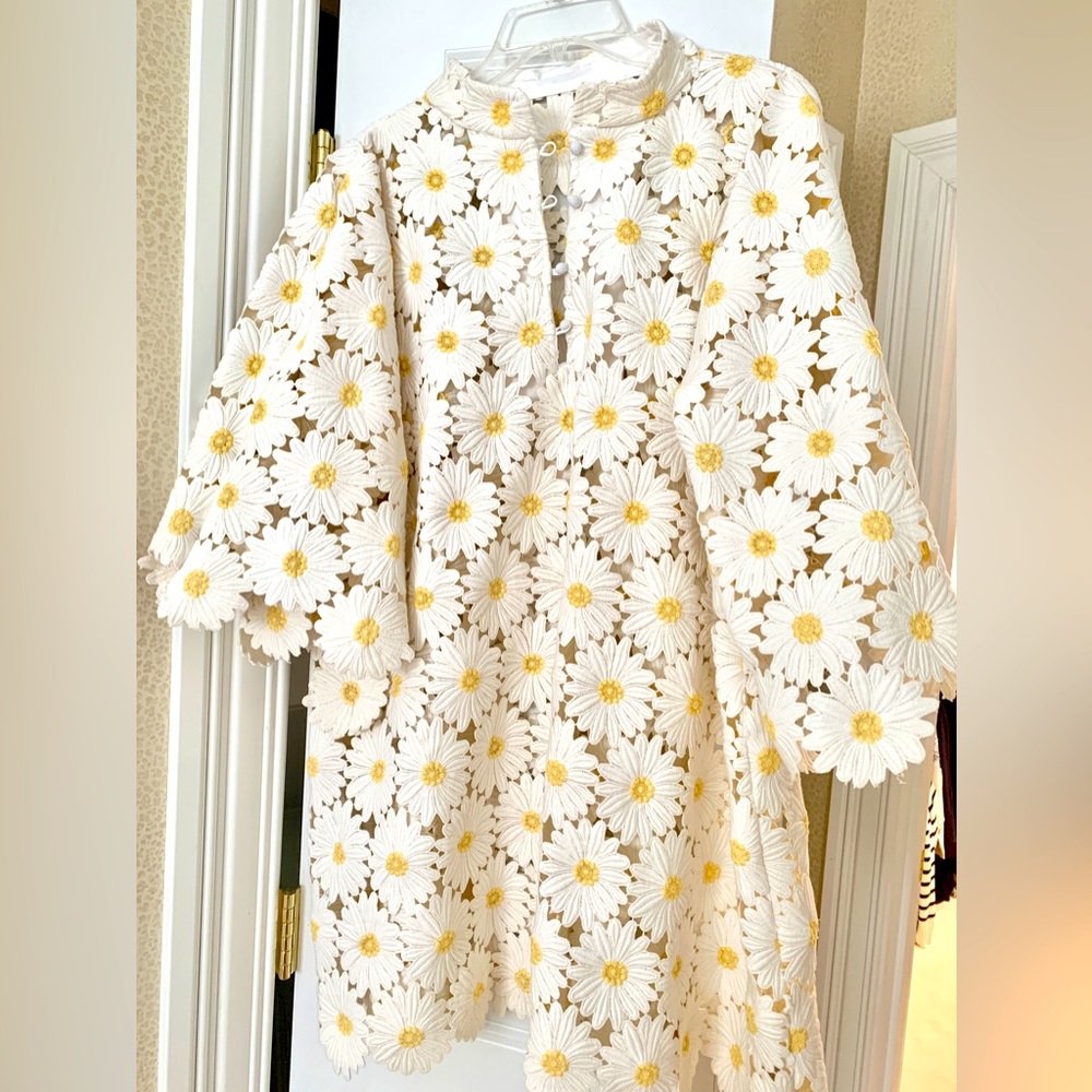 Caftan in heavy daisy guipure fabric.Similar in style to the la vie style house